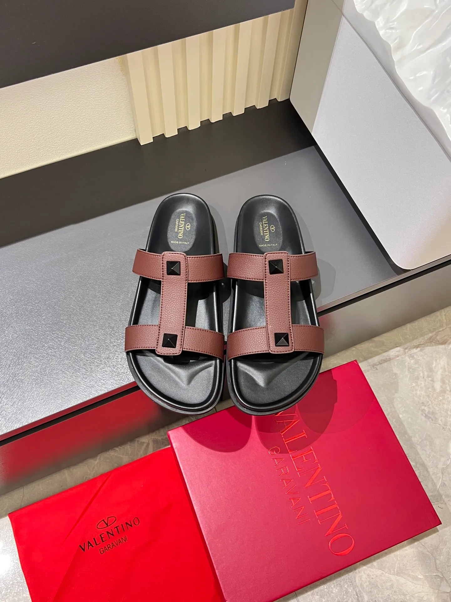 Men's shoes 💰p300 VALENTINO Men's 🧍‍♂️ Spring and summer new style metal logo flat slippers, elegant sandals, the same style worn by celebrities, original molding, imported calfskin. Rubber outsole. Soft and durable, full set of counter packaging size: 39-44 (.45.46 customized)